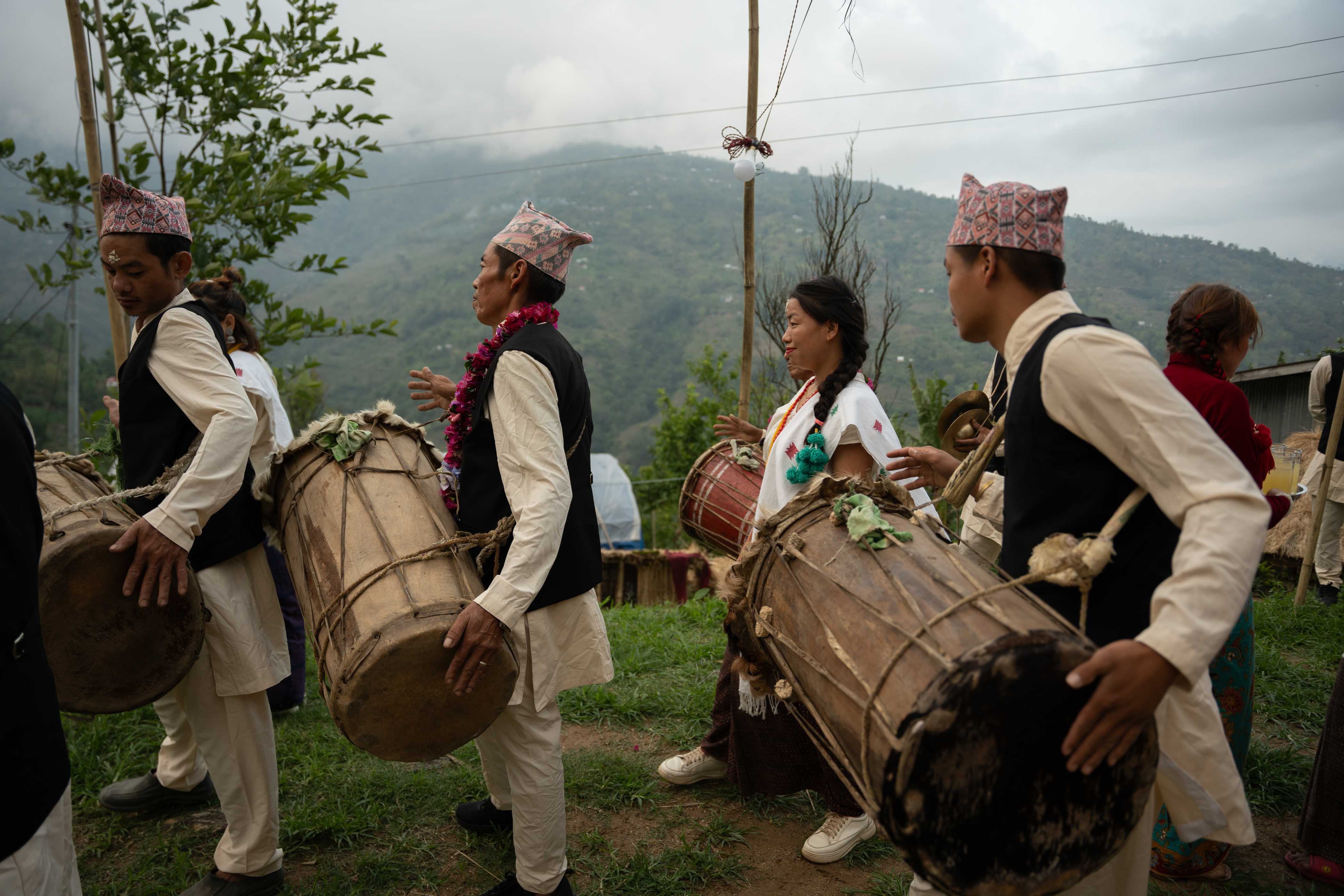 Aathpahariya Men with Dhol for Dhol dance