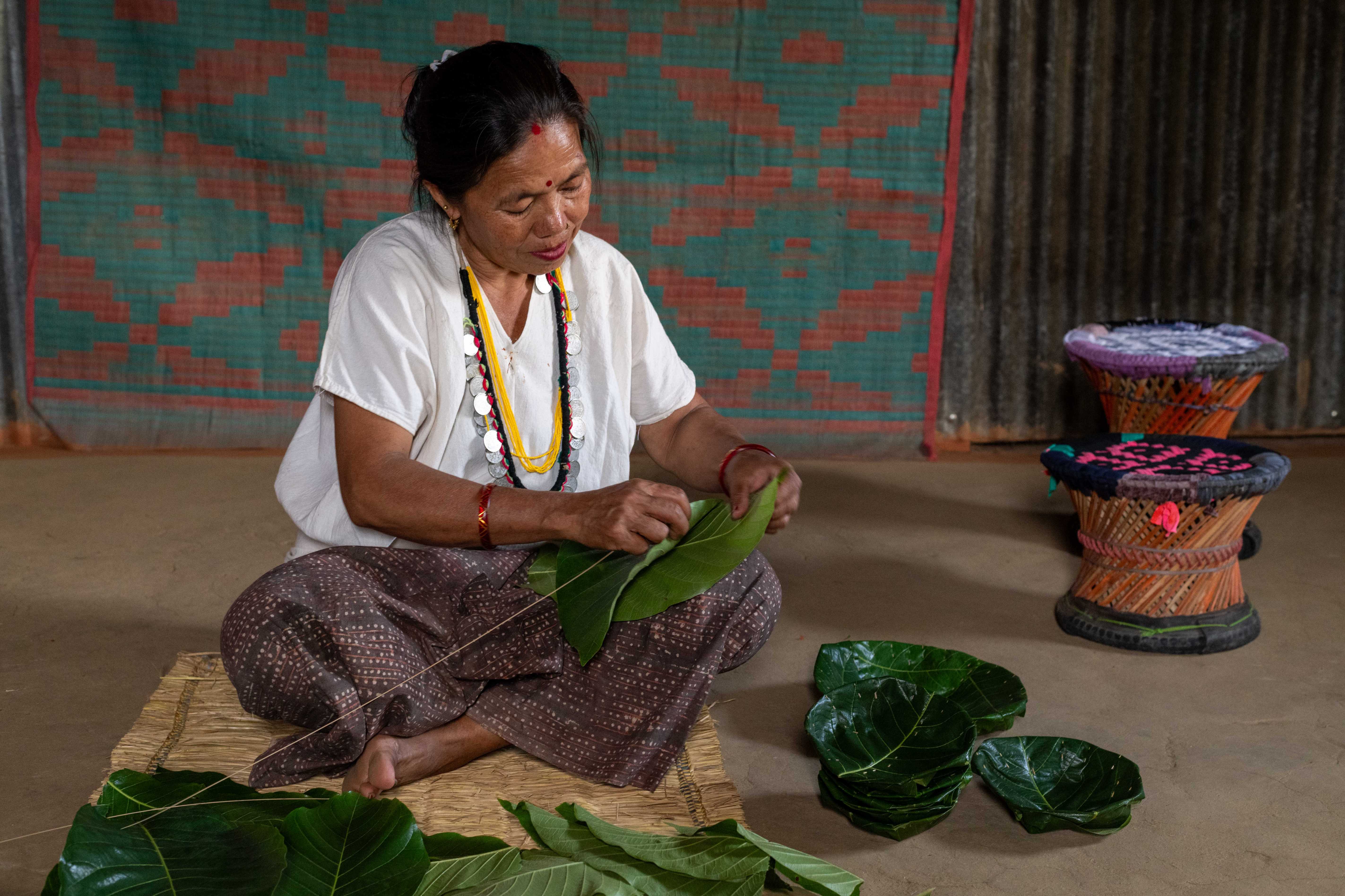Aathpahariya women enjoying Tapari making